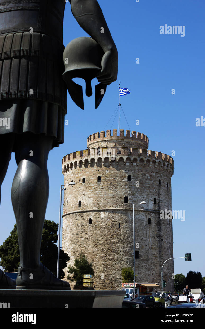 Re greco Philippe di Macedonia tenendo il suo casco e guardando la torre Bianca di Salonicco, Macedonia, Grecia Foto Stock