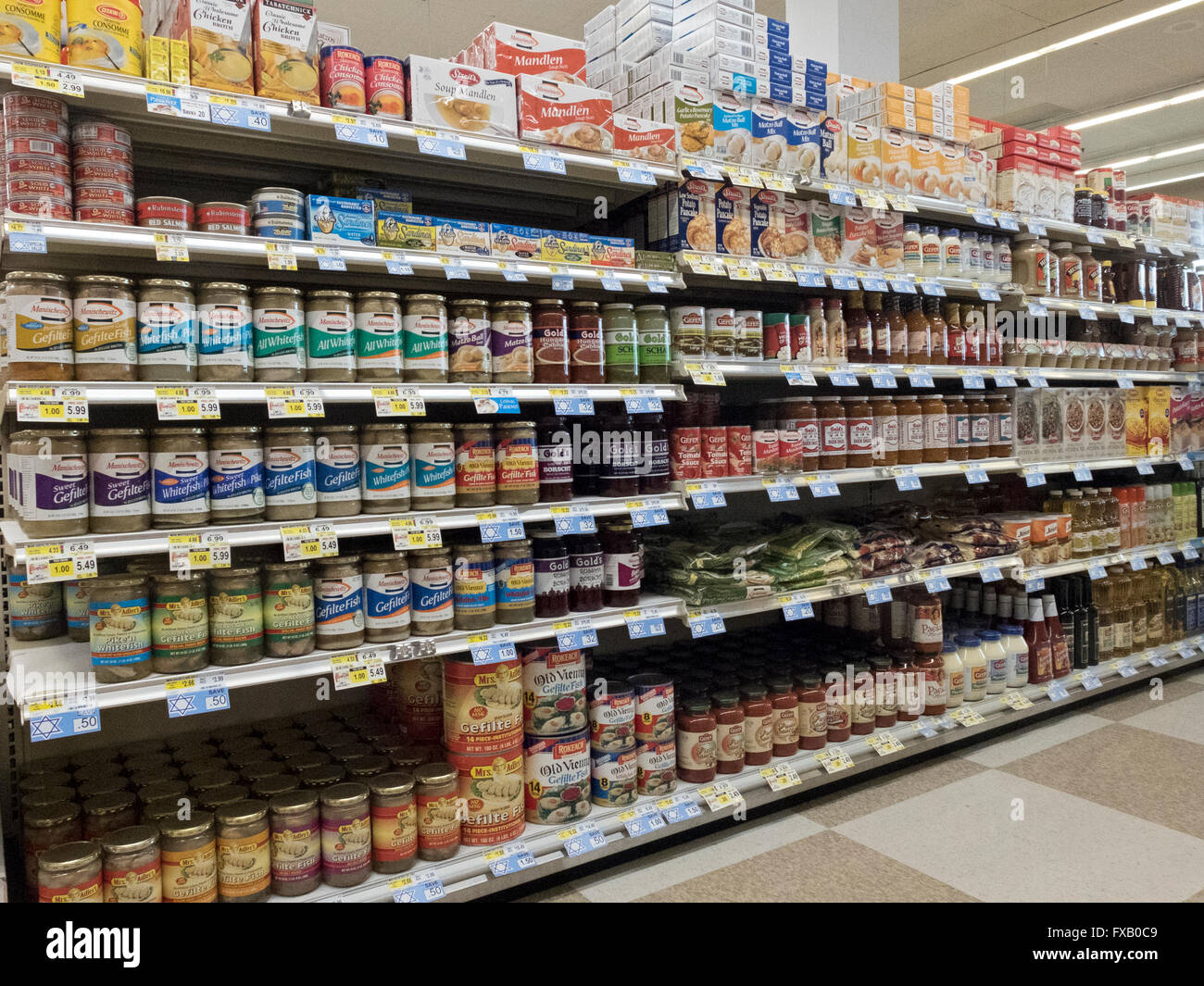 Scaffali di Kosher per cibo di Pasqua al supermercato ShopRite nel College Point Center M, All College Point, Queens, New York Foto Stock