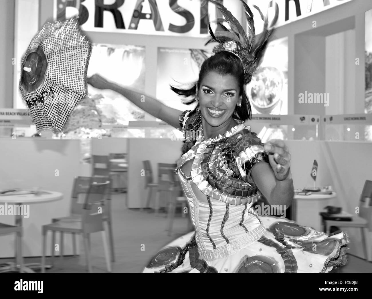Ballerino brasiliano di eseguire la tradizionale danza di Pernambuco Frevo Alla fiera turistica di Lisbona Foto Stock