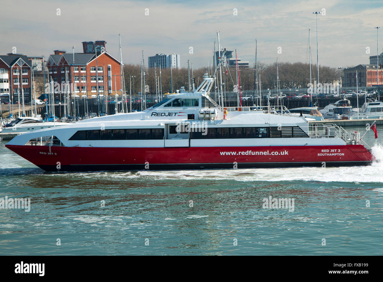 Imbuto Rosso di traghetto veloce Jet rosso 3 in arrivo presso Town Quay Southampton da Cowes Foto Stock
