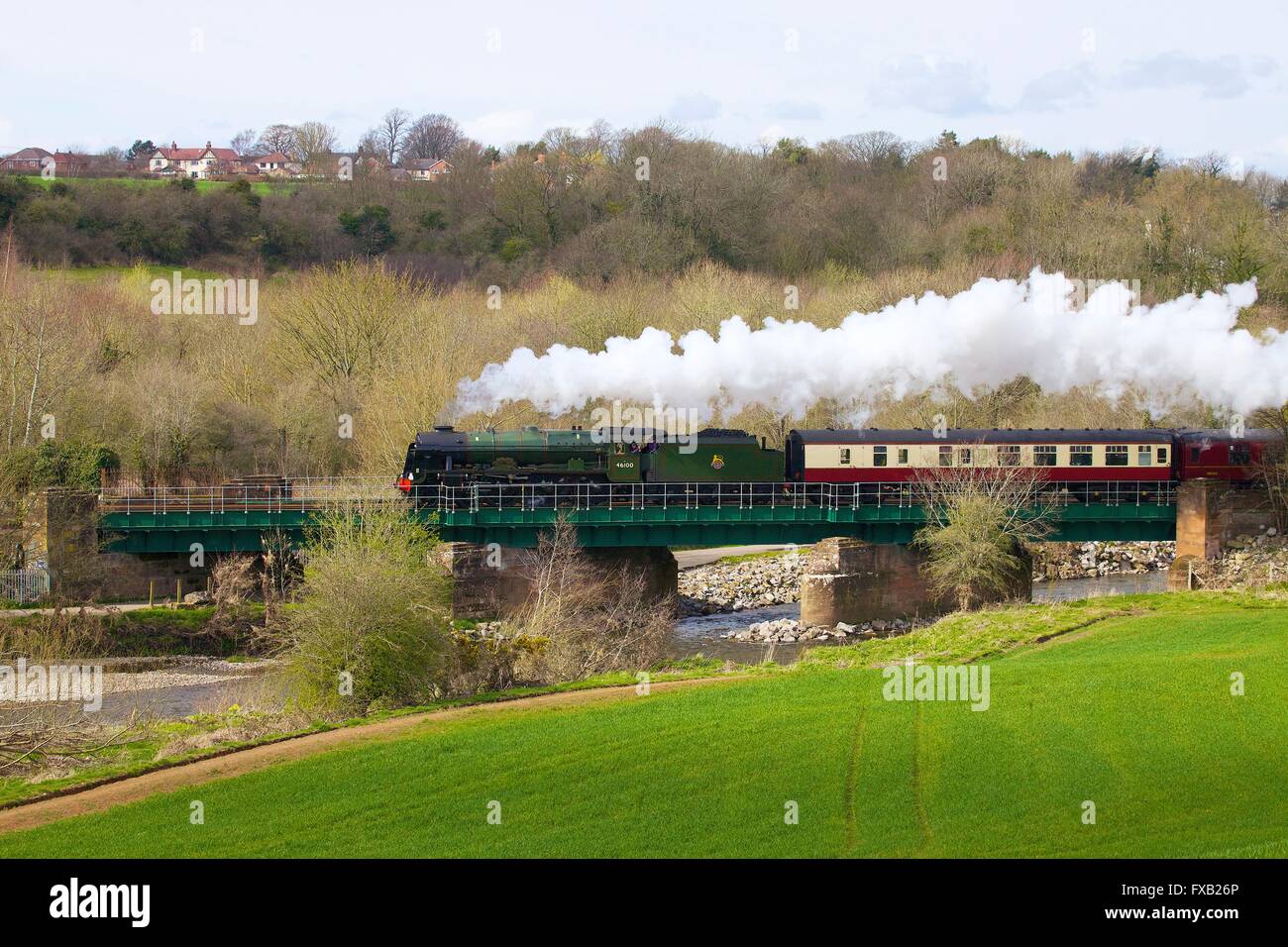 Treno a vapore LMS Royal Scot classe 7P 4-6-0 46100 Royal Scot. Cummersdale viadotto, Cummersdale, Carlisle, Cumbria, Inghilterra, Regno Unito. Foto Stock