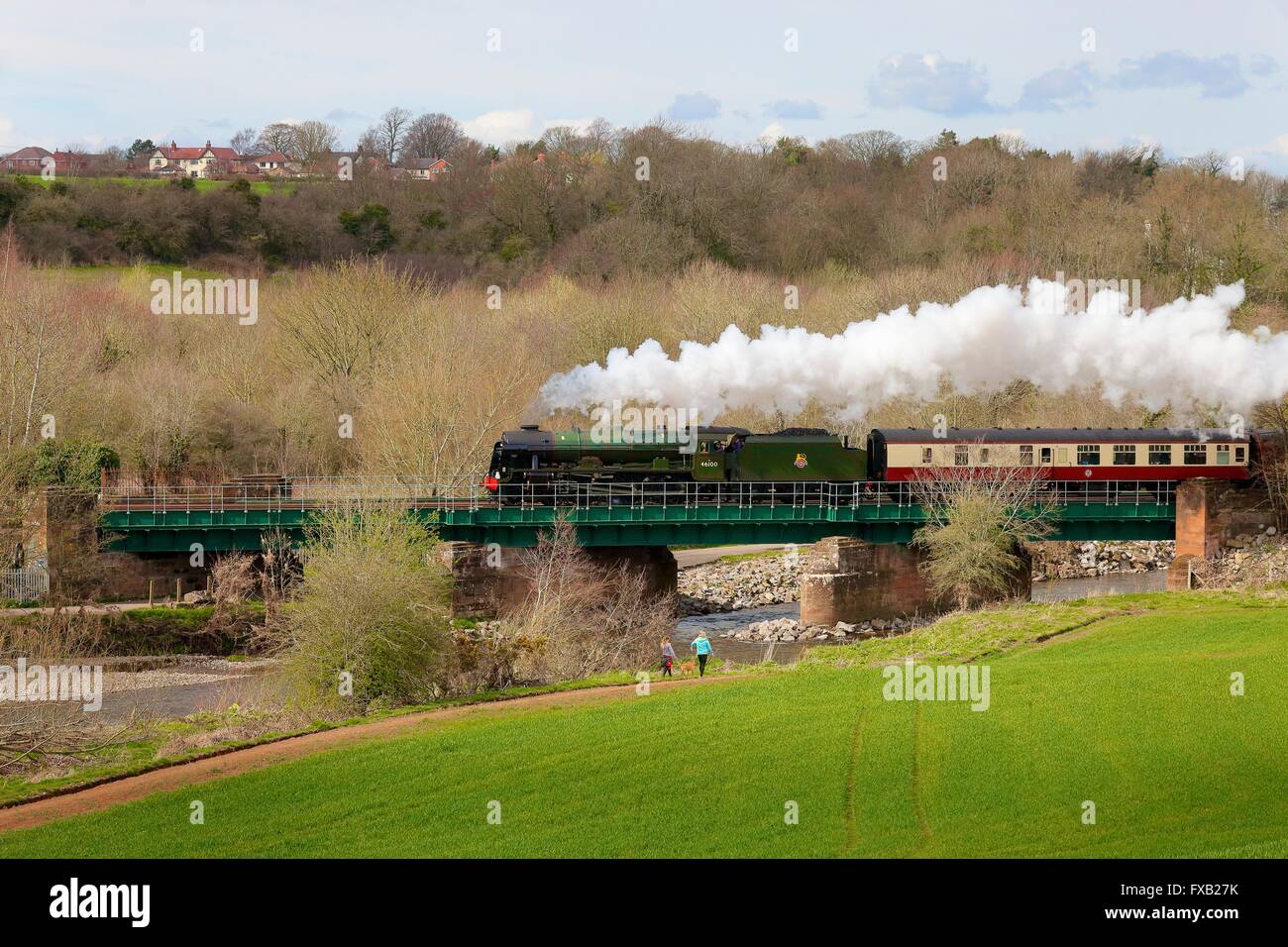 Treno a vapore LMS Royal Scot classe 7P 4-6-0 46100 Royal Scot. Cummersdale viadotto, Cummersdale, Carlisle, Cumbria, Inghilterra, Regno Unito. Foto Stock