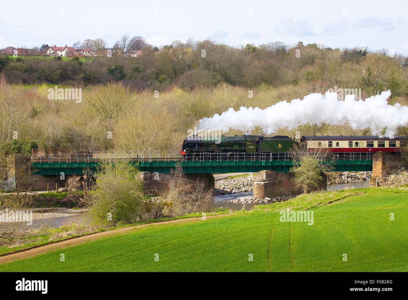 Treno a vapore LMS Royal Scot classe 7P 4-6-0 46100 Royal Scot. Cummersdale viadotto, Cummersdale, Carlisle, Cumbria, Inghilterra, Regno Unito. Foto Stock