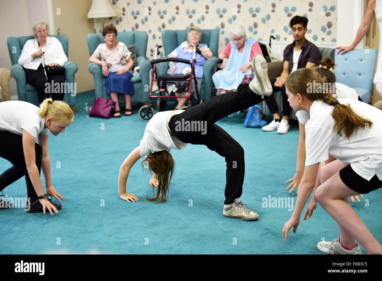Bambini Danza e eseguire per gli anziani al fine di promuovere le relazioni Foto Stock