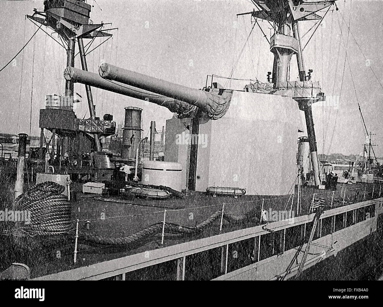 AJAXNETPHOTO. 1917.Posizione sconosciuta. - Chiusura del doppio pistole a botte su British Royal naval MONITOR nave da guerra il Maresciallo Ney o il maresciallo SOULT ormeggiata lungo una banchina IN UNA REGIONE DEL NORD DELLA FRANCIA O PORTO BELGA. foto:l'AJAX VINTAGE PICTURE LIBRARY REF:1917 FBALBPP 1 2 Foto Stock