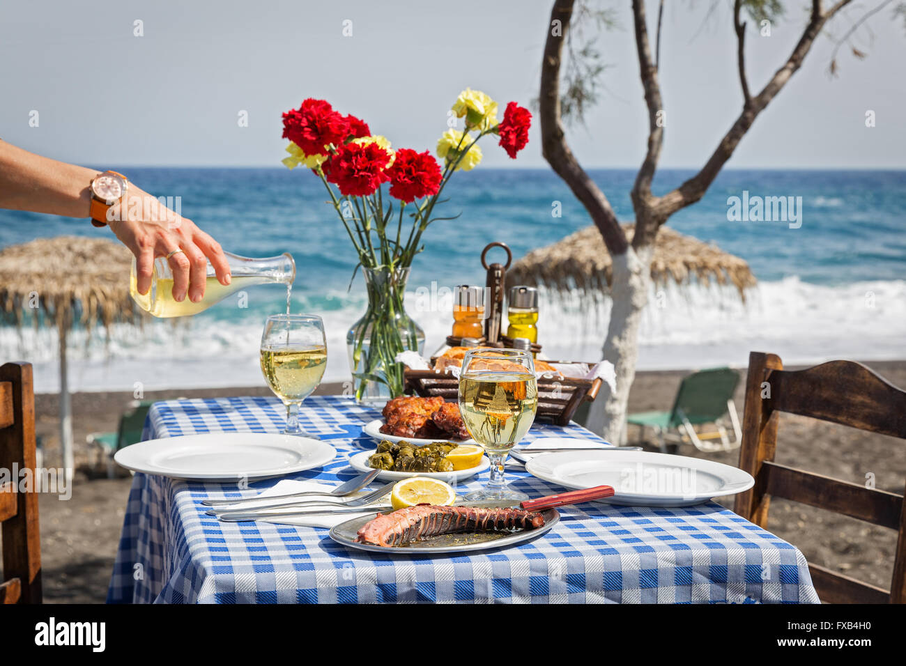 Bella tavola romantica per la cena sulla spiaggia di sabbia, vicino al mare Foto Stock