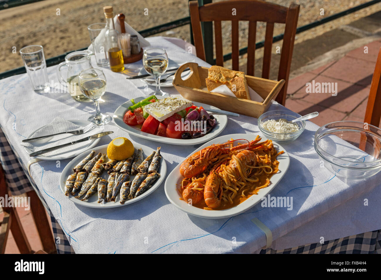 Tabella per la cena in un ristorante di pesce Foto Stock
