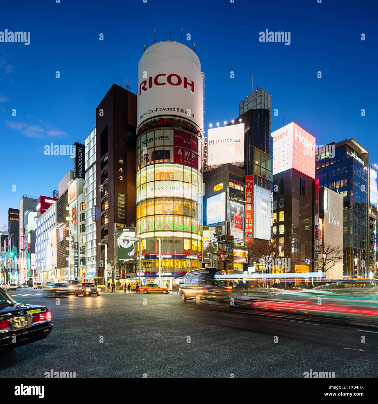 Tokyo, Giappone - 18 Gennaio 2015: il quartiere dello shopping di Ginza in ora di punta in Tokyo. L'iconico Sanaa edificio è in background. Foto Stock