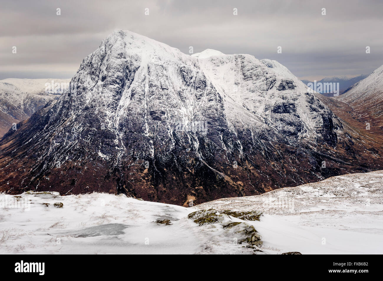 In alto sulla montagna scozzese, in condizioni invernali. Questa è una vista di Buachaille Etive Mor da Beinn un Chrulaiste. Foto Stock