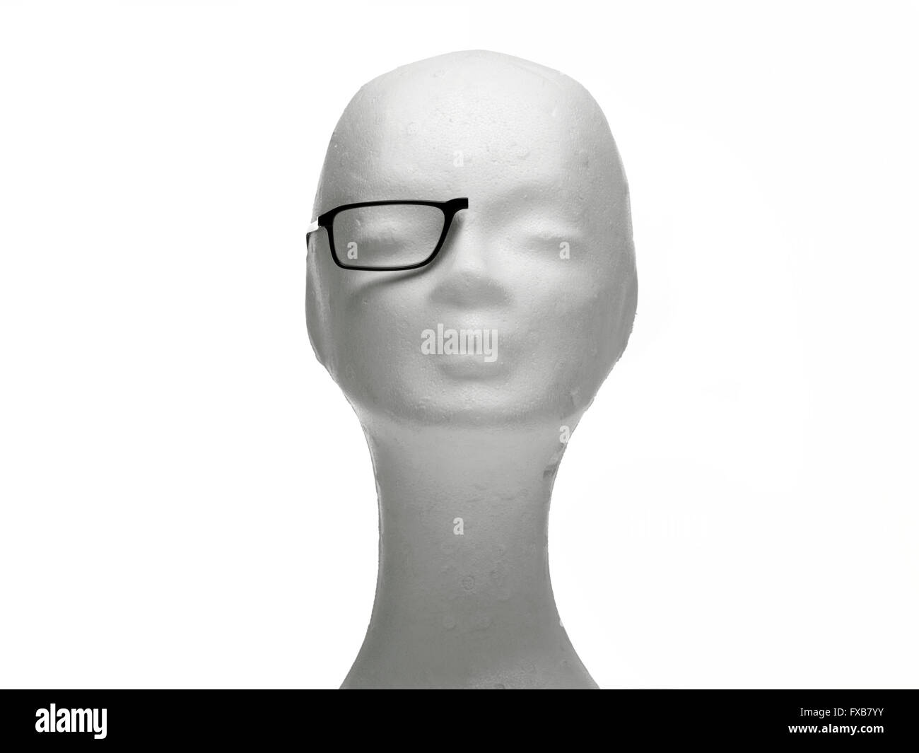 Manichino bianco testa femmina con la metà degli occhiali su sfondo bianco Foto Stock