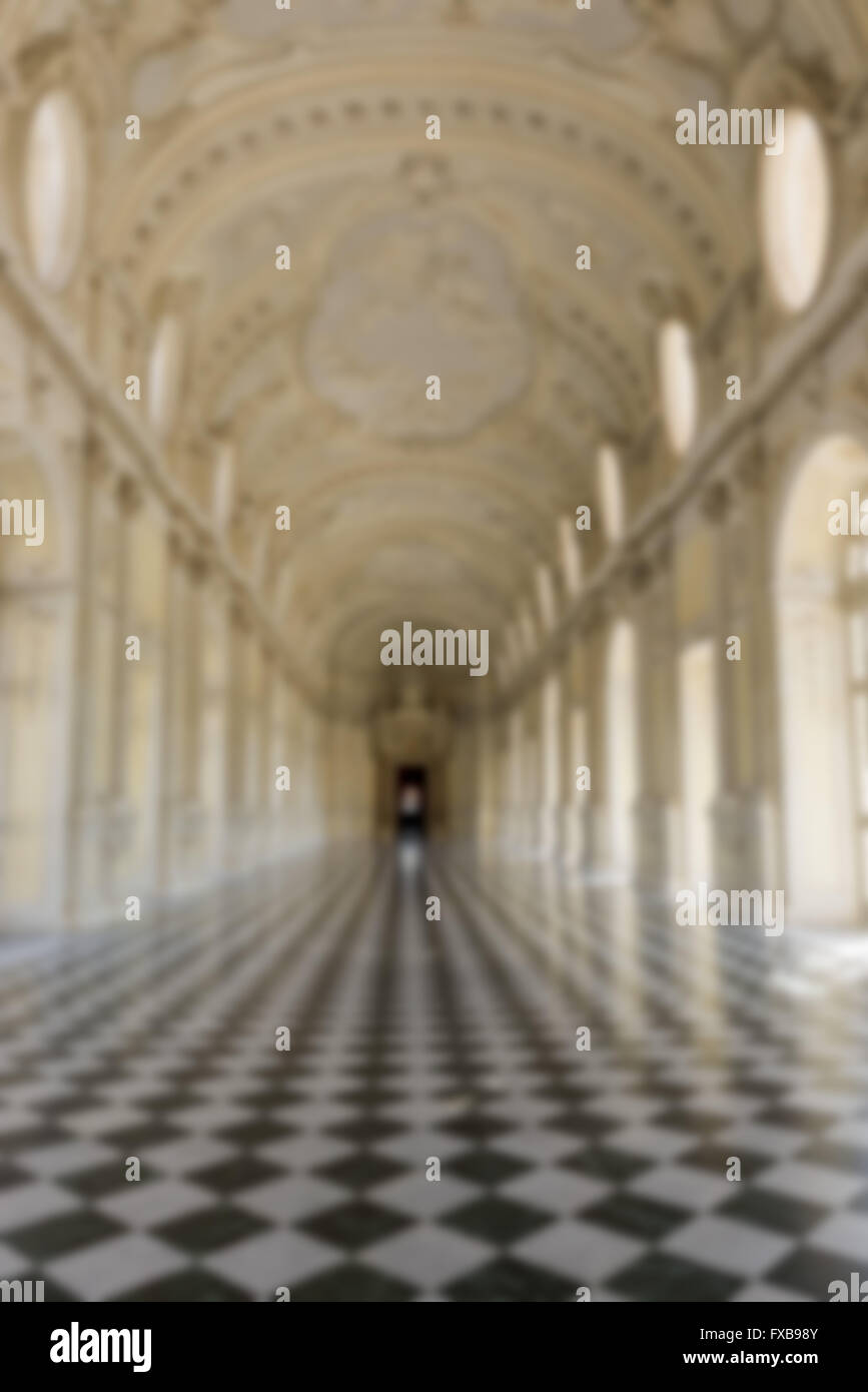 Sfocata marmo bianco galleria con un bianco e nero marciapiede Foto Stock