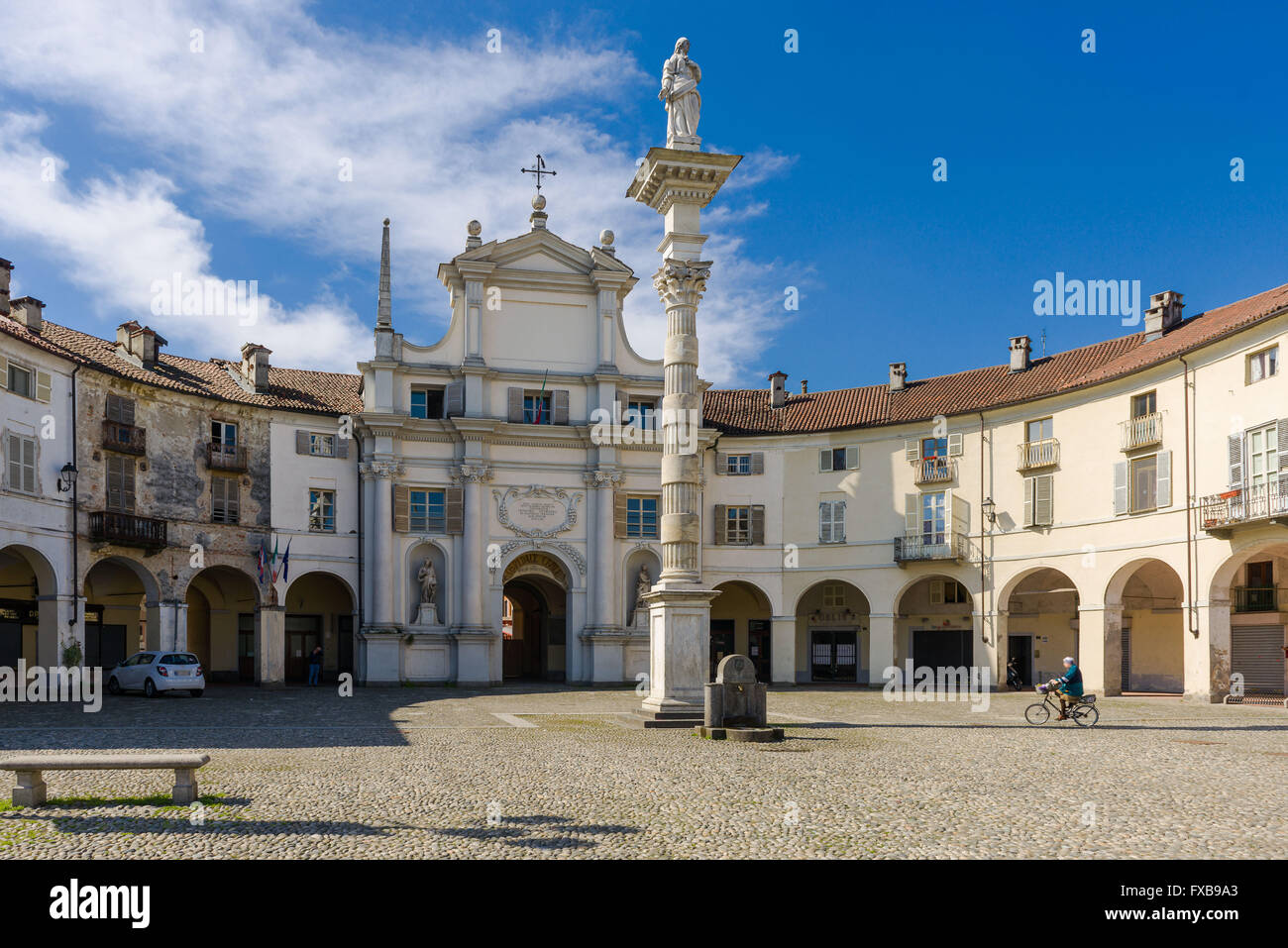 Antica chiesa nella piazza principale della città vecchia di Venaria Reale, Piemonte Foto Stock