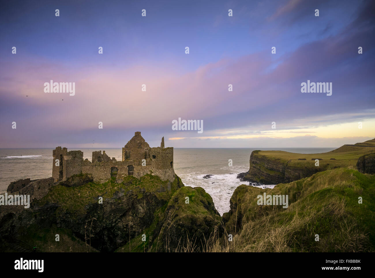 Dunluce Castle rovina, Irlanda del Nord Foto Stock