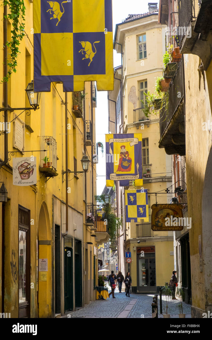 Contrada bandiere in una strada posteriore a Torino, Piemonte, Italia Foto Stock