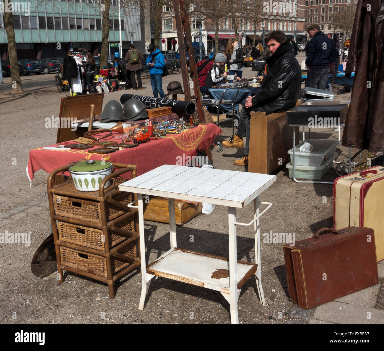 Mercato delle Pulci a Halmtorvet, Vesterbro di Copenaghen ogni sabato. su Halmtorvet. Mercatini delle pulci. Foto Stock