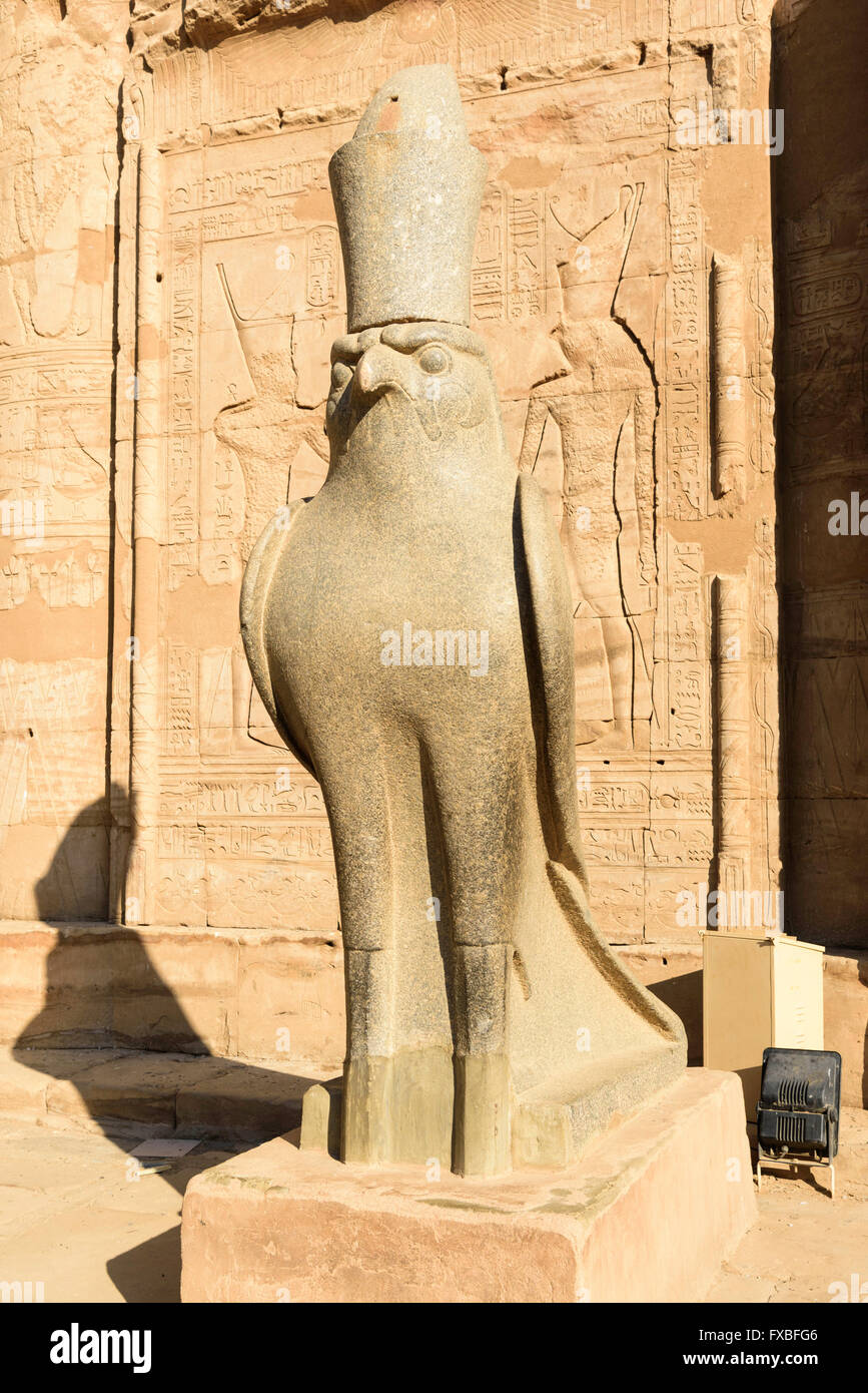 Statua di Horus, il Tempio di Edfu Egitto Foto Stock