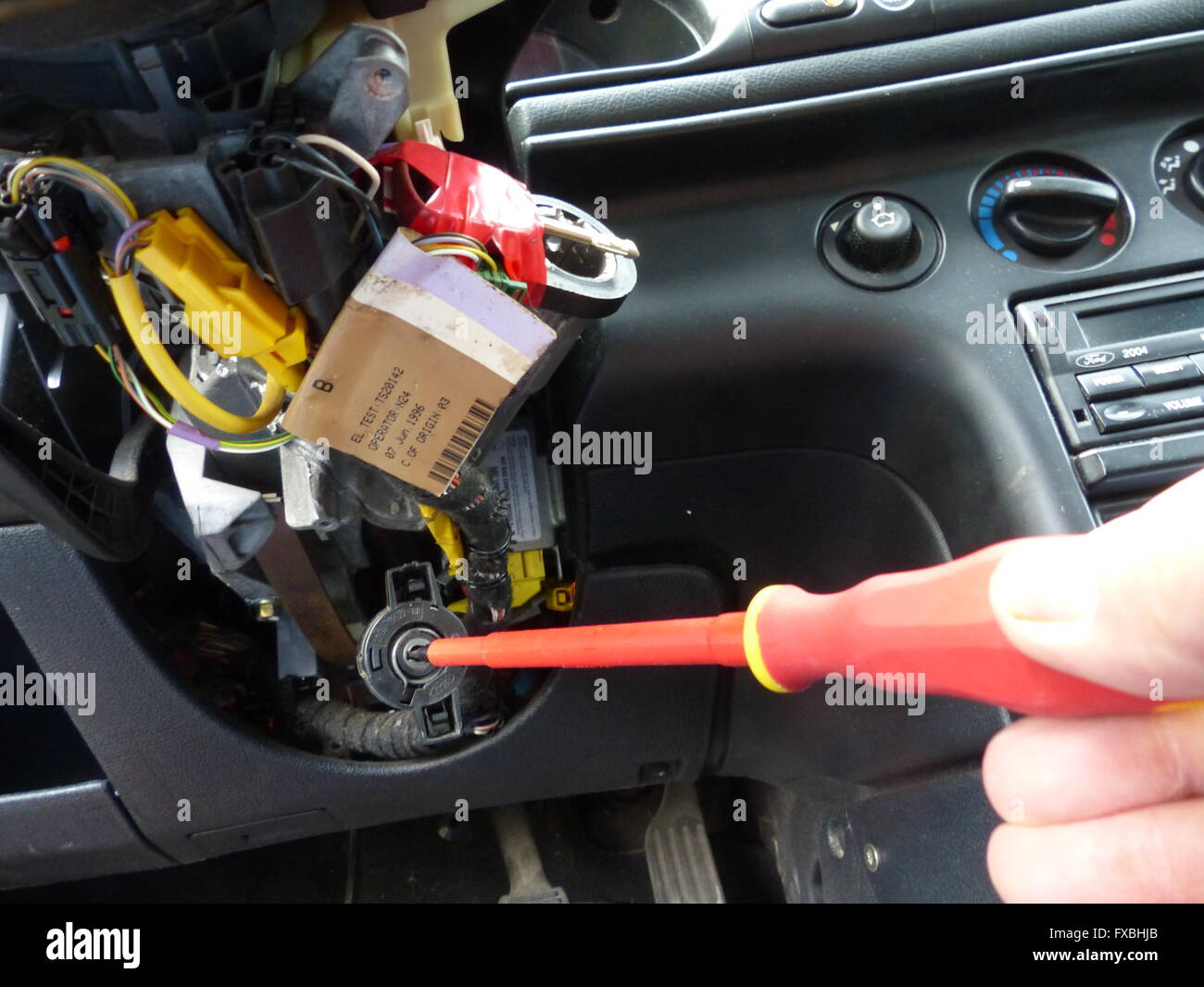 Il furto di auto, cablaggio a caldo la vettura Foto Stock