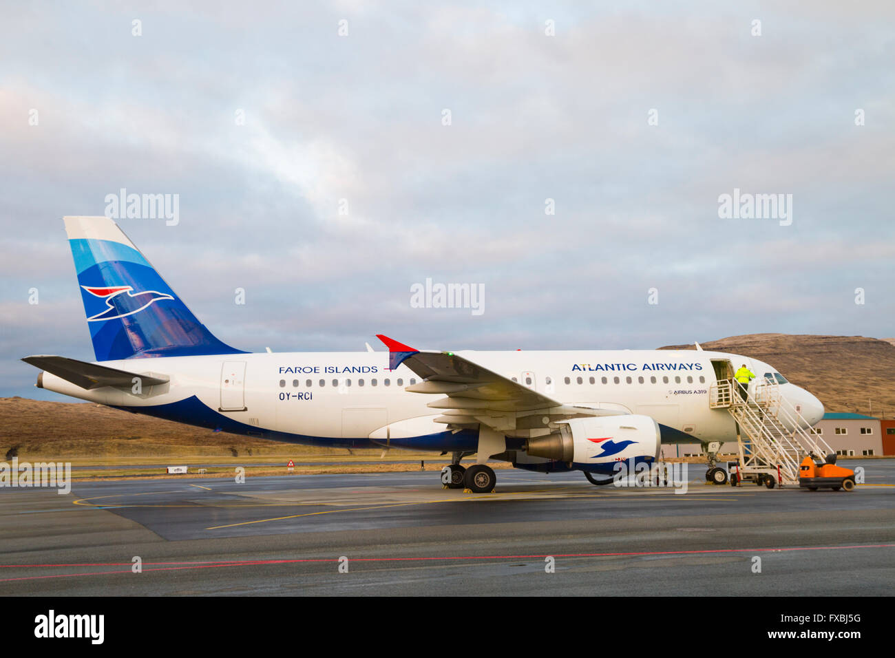 La preparazione di Atlantic Airways piano al funzionario ministeriale aeroporto, Isole Faerøer, Danimarca in aprile - Isole Faerøer - Atlantic Airways Airbus A319-112 Foto Stock