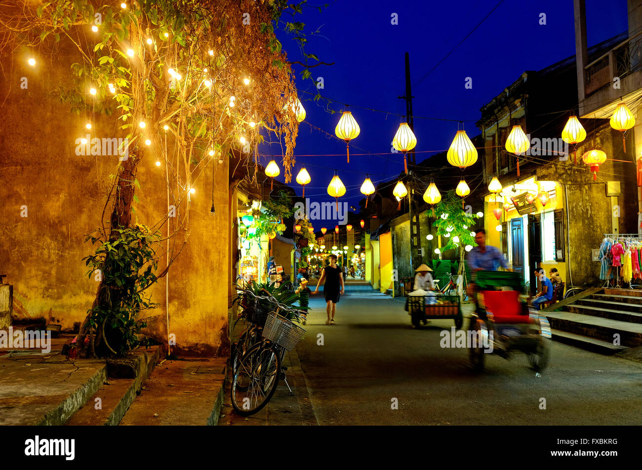 Nguyen Thai Hoc street di notte, Hoi An, Vietnam Foto Stock