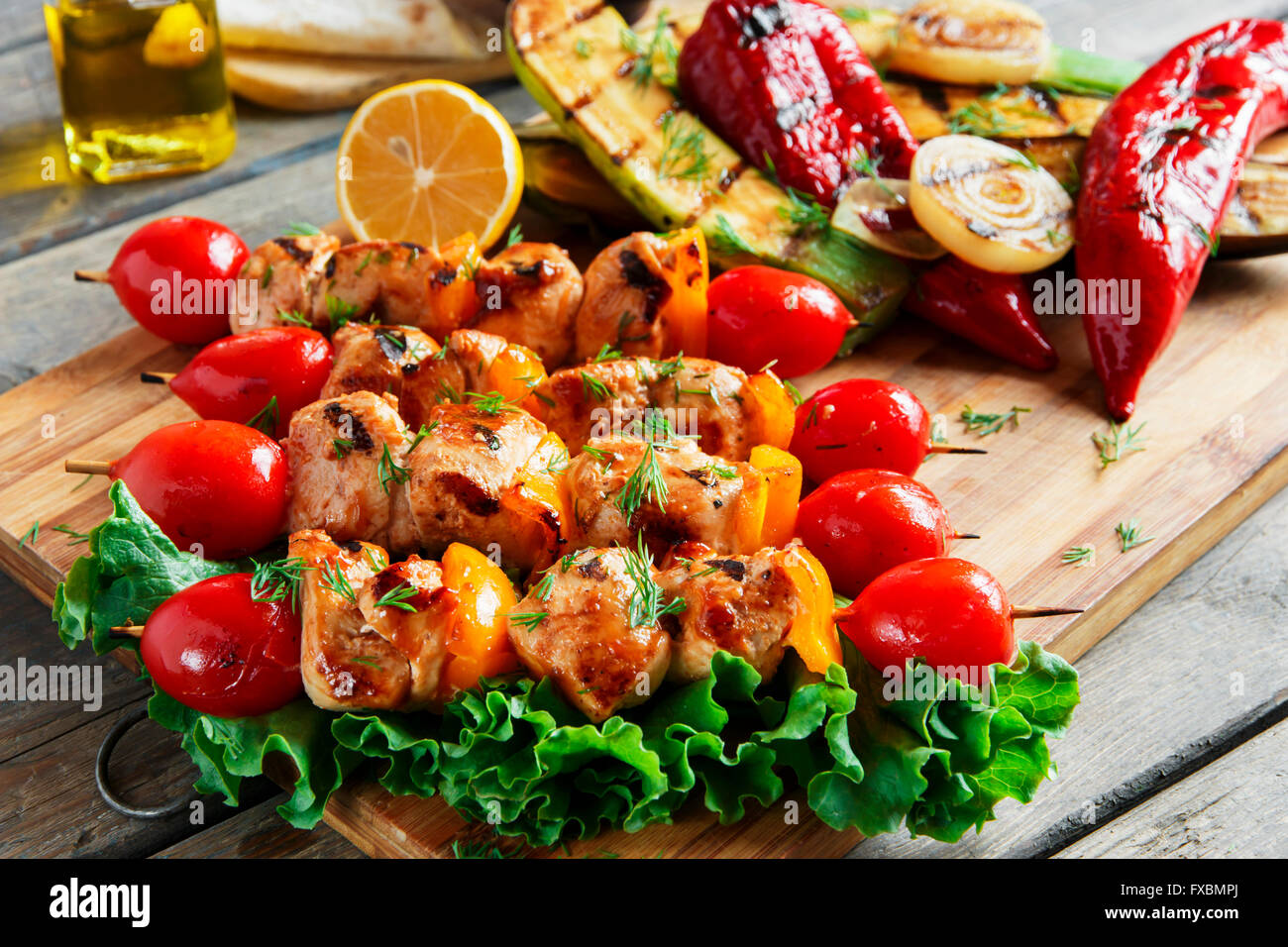 Spiedini di pollo spiedini con verdure grigliate barbecue Foto Stock