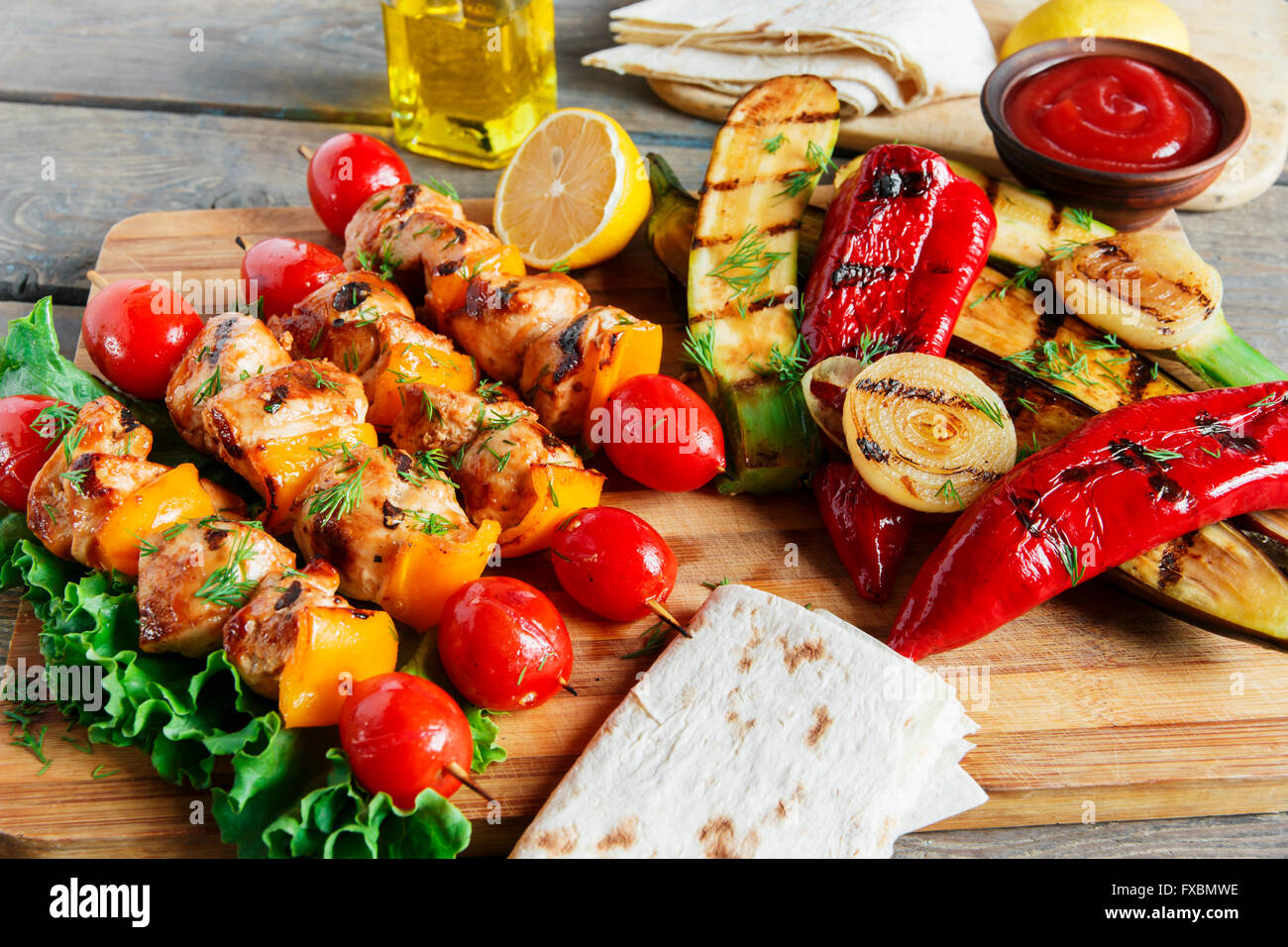 Spiedini di pollo spiedini con verdure grigliate barbecue Foto Stock