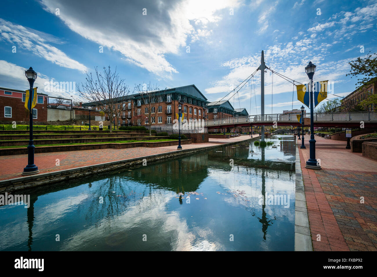 Moderno ponte a Carroll Creek parco lineare, in Frederick, Maryland. Foto Stock