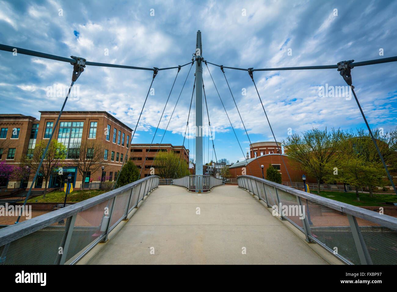 Moderno ponte a Carroll Creek parco lineare, in Frederick, Maryland. Foto Stock