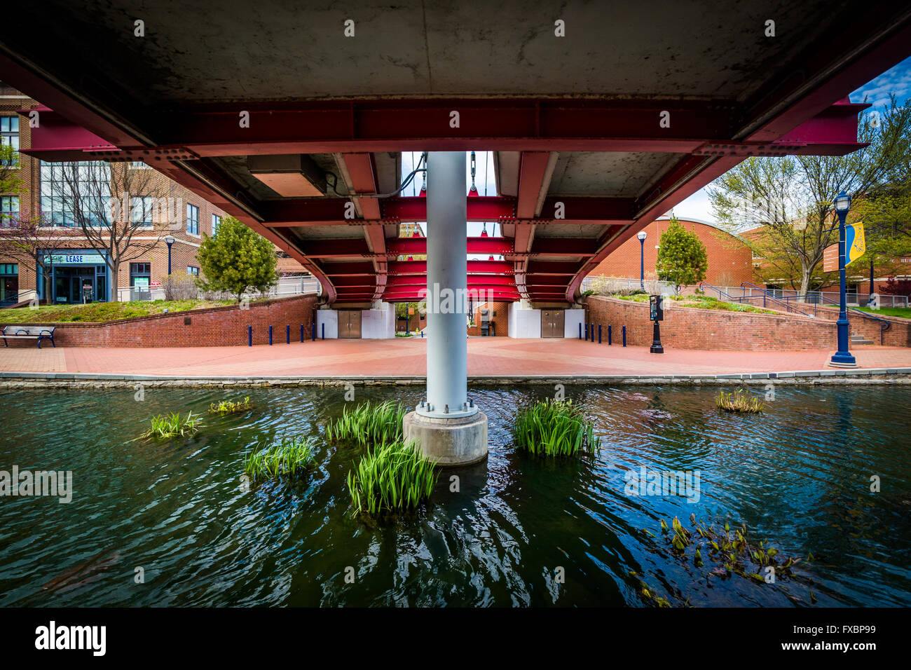 Moderno ponte a Carroll Creek parco lineare, in Frederick, Maryland. Foto Stock