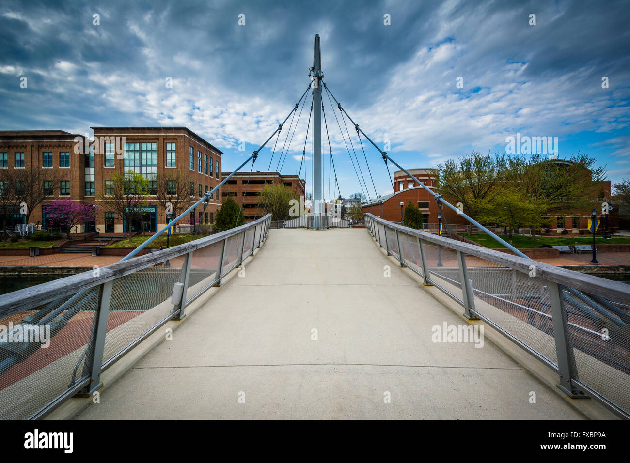 Moderno ponte a Carroll Creek parco lineare, in Frederick, Maryland. Foto Stock