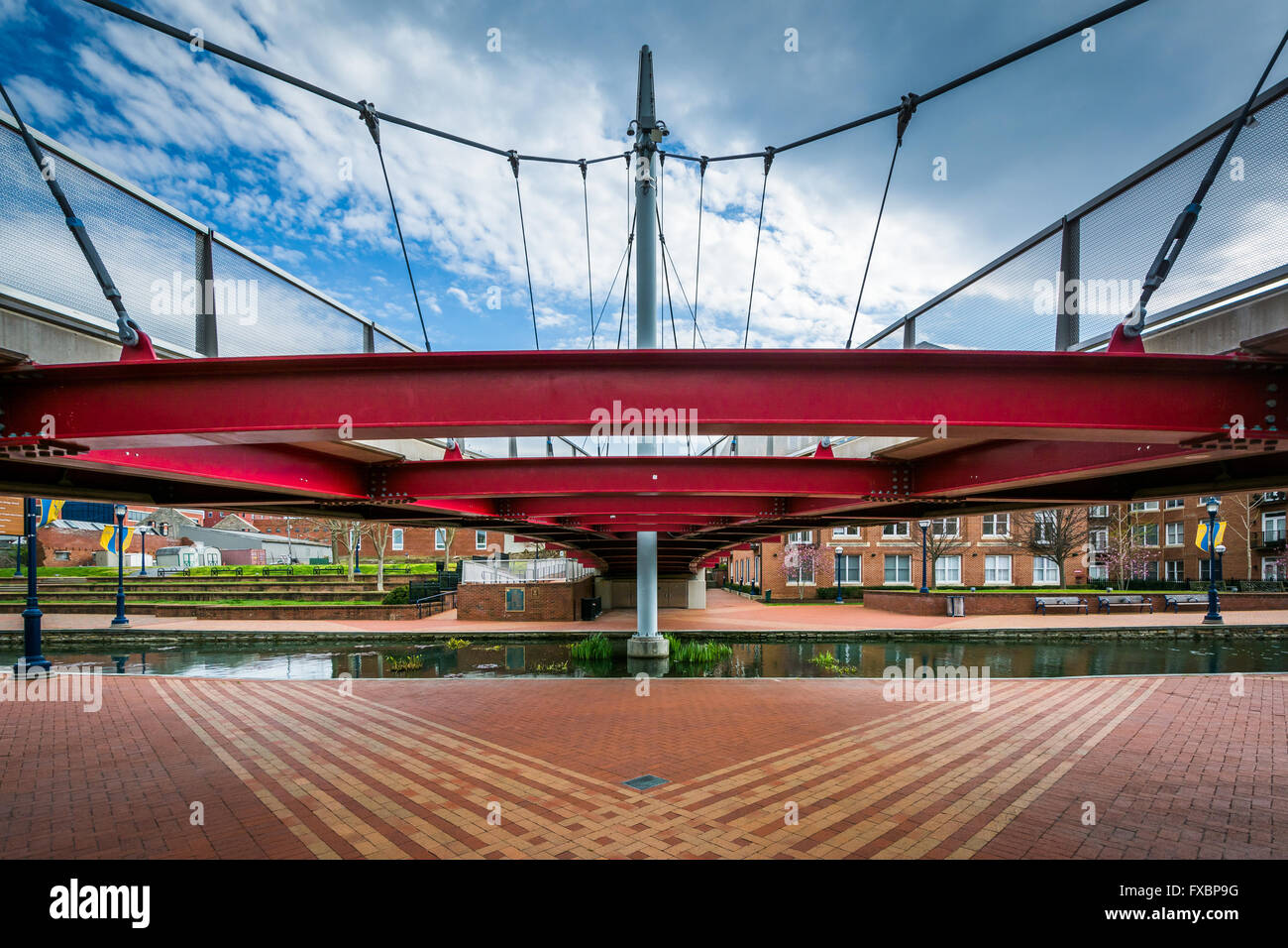 Moderno ponte a Carroll Creek parco lineare, in Frederick, Maryland. Foto Stock