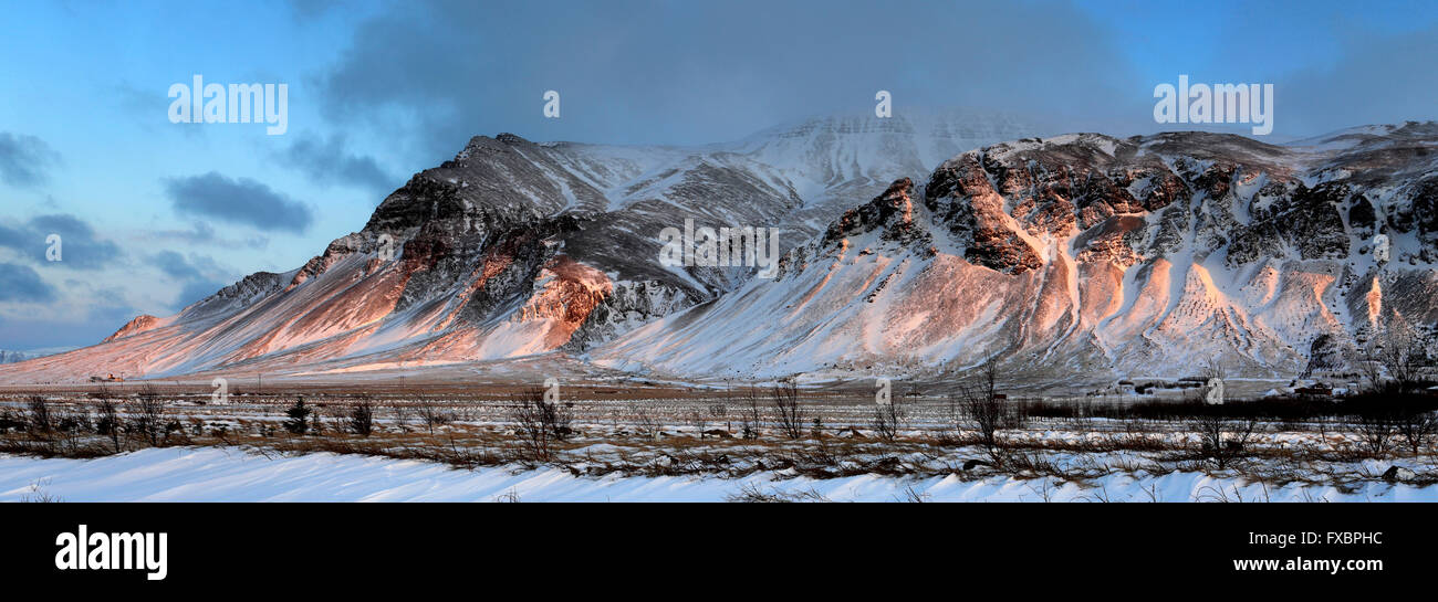 Inverno tramonto sull'Esja montagna South Western Islanda, l'Europa. Foto Stock