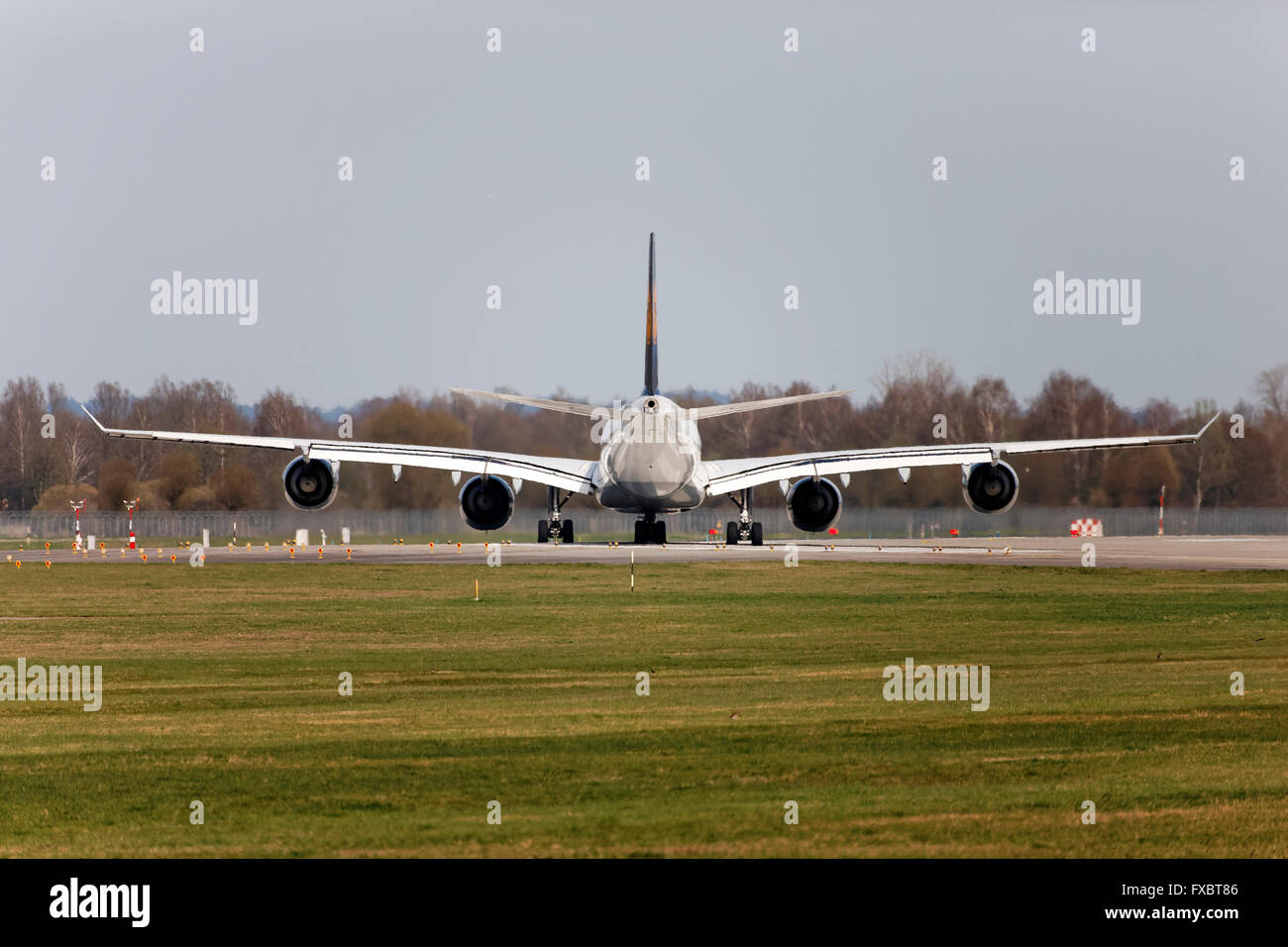 Vista posteriore di una Lufthansa Airbus A340-642 in attesa sulla pista per il gioco prima del decollo , l'Aeroporto Franz Josef Strauss di Monaco di Baviera Foto Stock