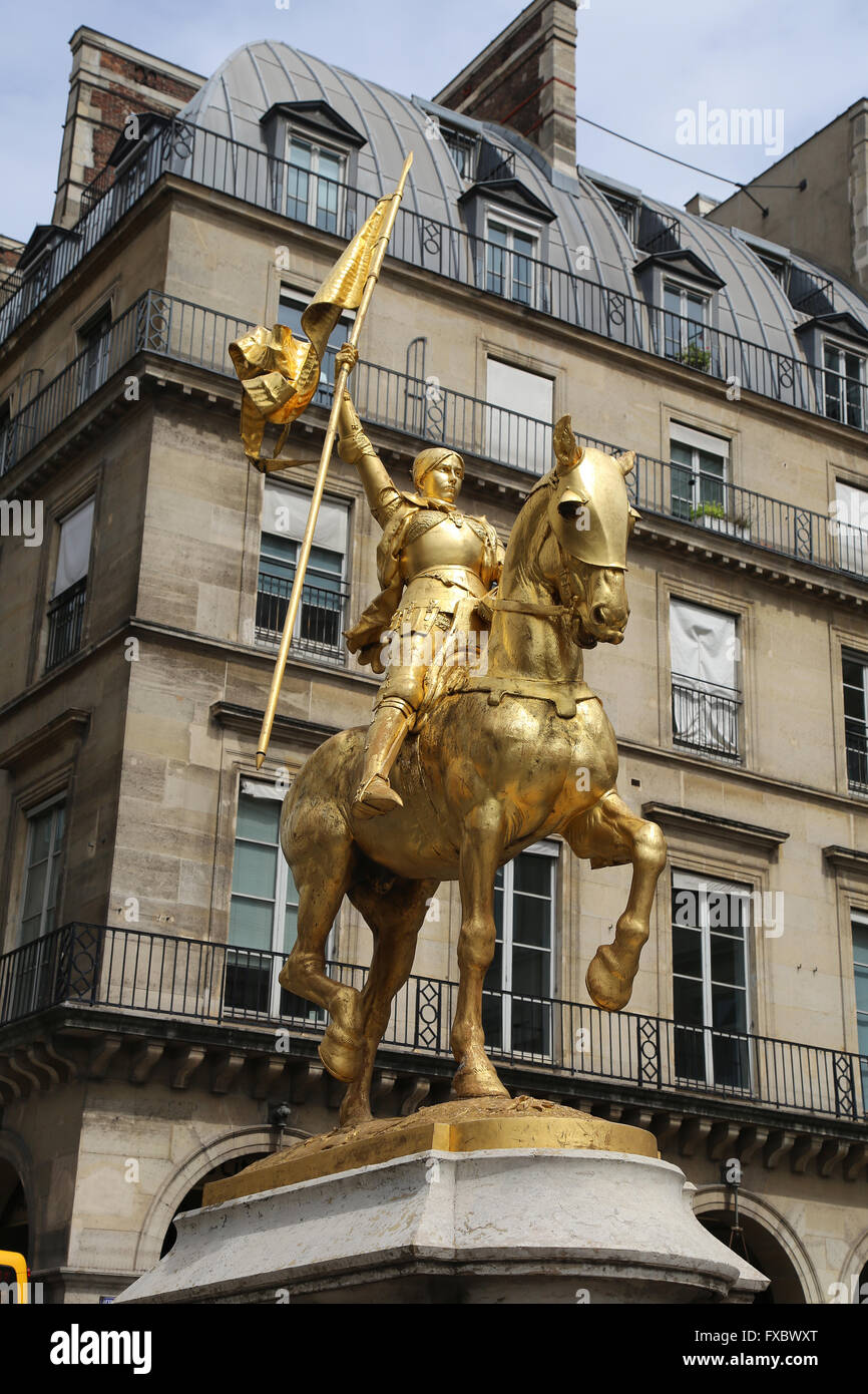 Statua di Giovanna d'Arco (1412-1431). da scultore francese Emmanuel Fremiet (1824-1910). Parigi, Francia. Foto Stock