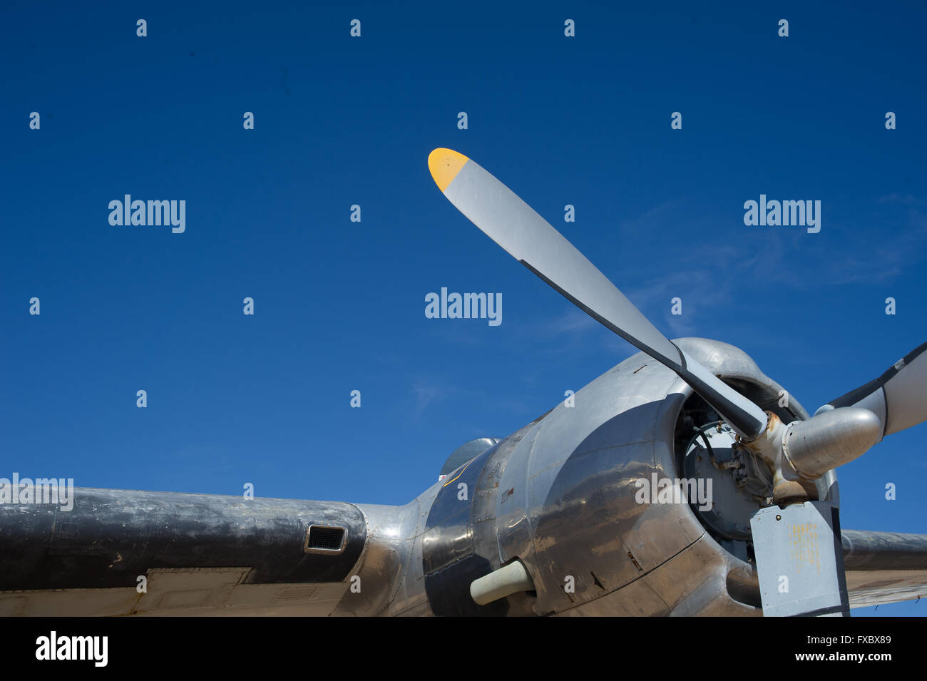 Aeroplano piazzale di stoccaggio al di fuori di un museo di aria con vari piani e parti Foto Stock