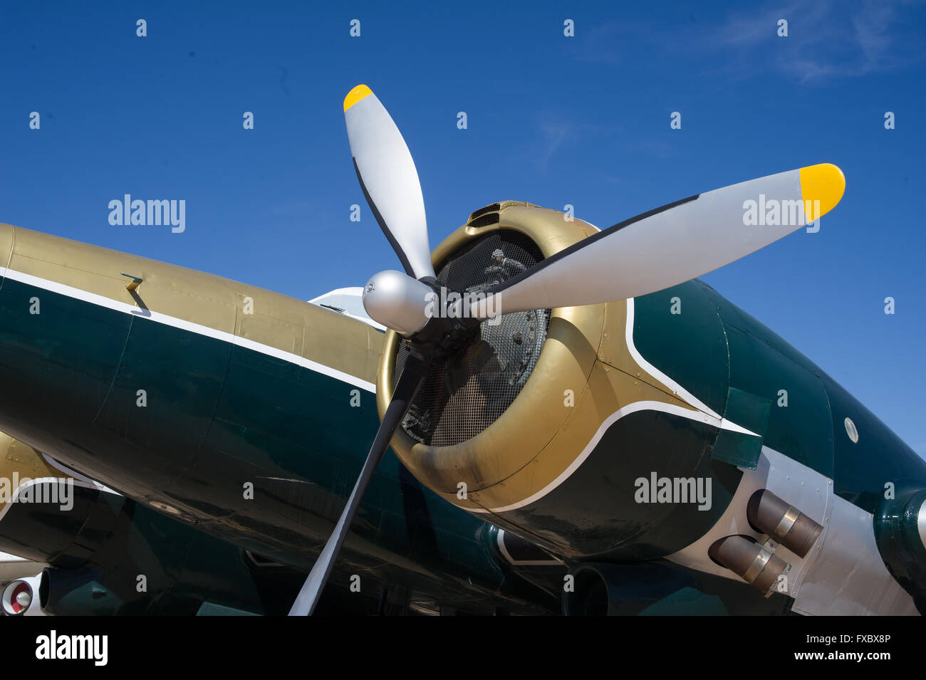 Aeroplano piazzale di stoccaggio al di fuori di un museo di aria con vari piani e parti Foto Stock