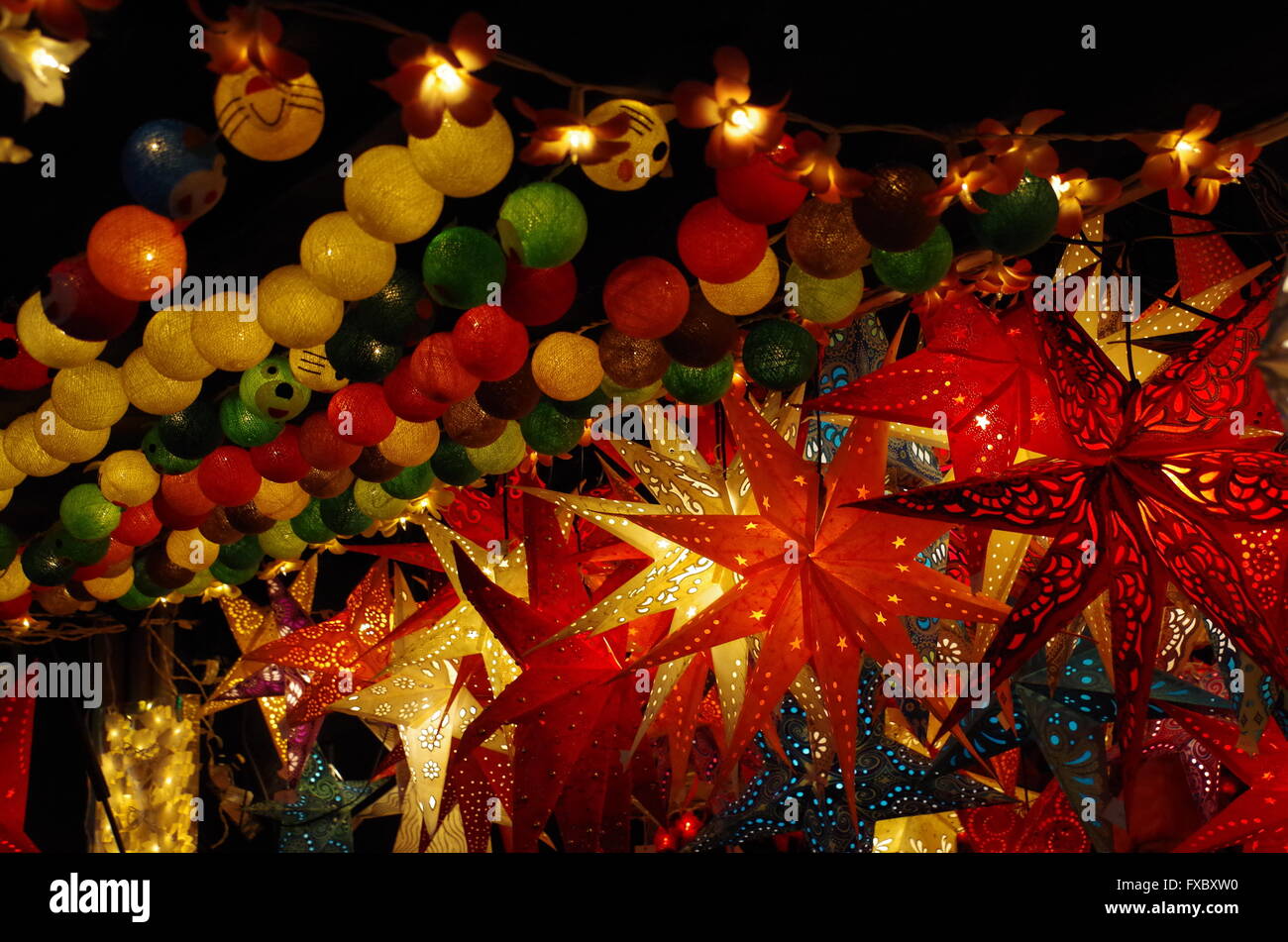 Lampade decorative e lanterne in vendita nel mercato di Natale Foto Stock Lampade decorative e lanterne in vendita nel mercato di Natale Foto Stock