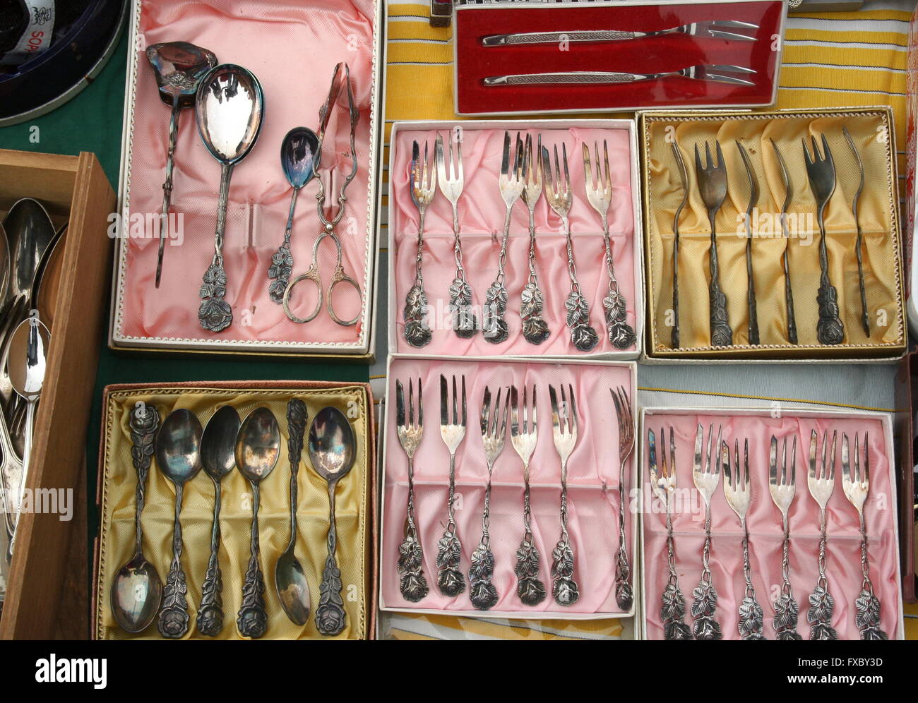 Bellissimo ed antico argenteria set, il mercato delle pulci, Germania. Foto Stock