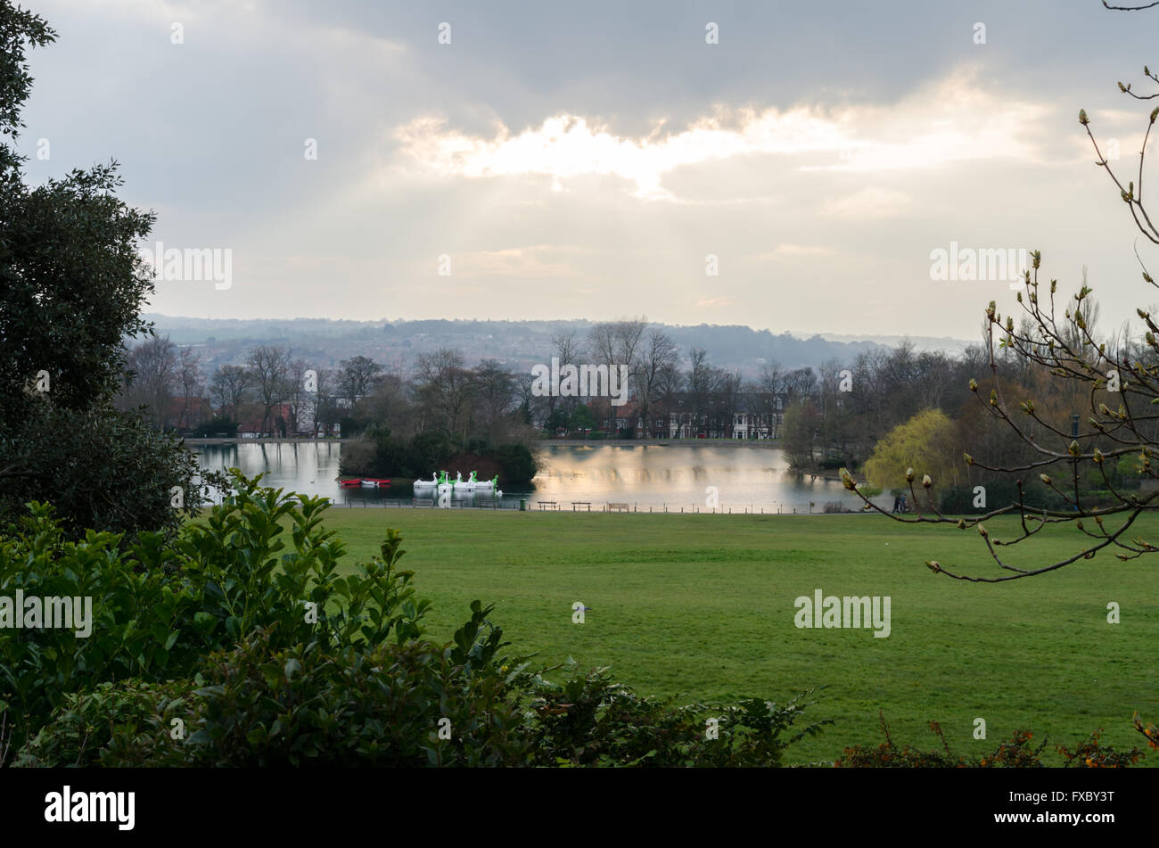 Vista attraverso i campi a nord verso il lago in barca, in Saltwell Park, Gateshead Foto Stock