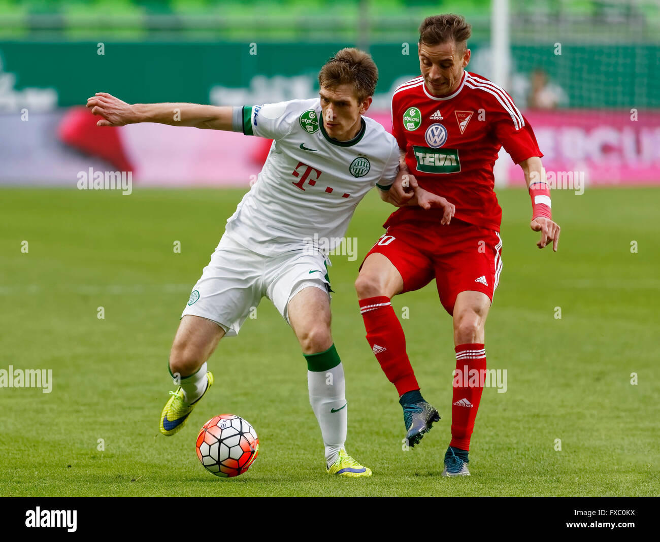 BUDAPEST, Ungheria - 13 Aprile 2016: Michal Nalepa del Ferencvaros (l) duelli per la palla con Tamas Kulcsar di DVSC durante Ferencvaros - DVSC ungherese Cup semi-finale di partita di calcio a Groupama Arena. Credito: Laszlo Szirtesi/Alamy Live News Foto Stock