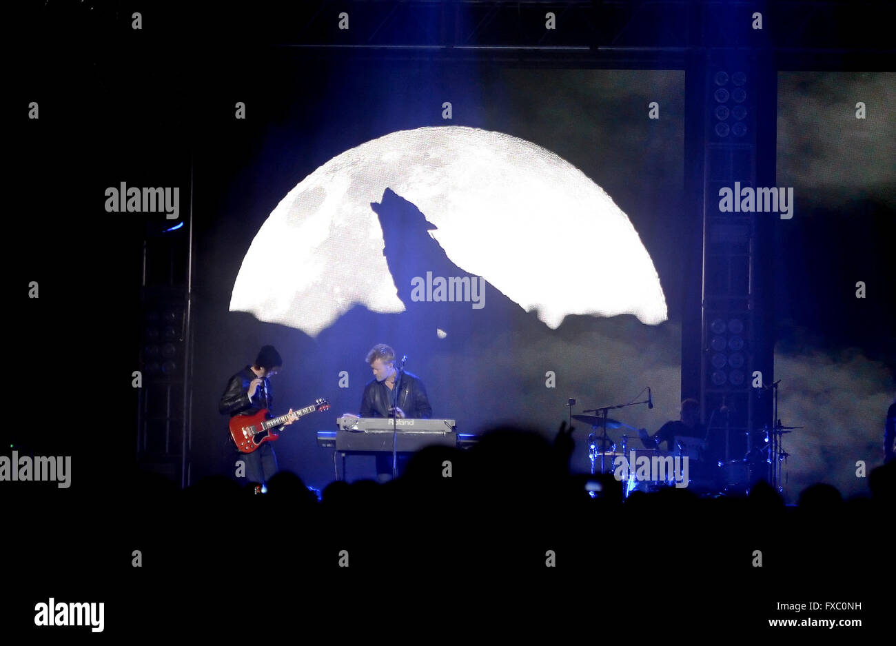 Berlino, Germania. Xiii Apr, 2016. Musicisti Magne Furuholmen e Pal Waaktaar-Savoy dalla band norvegese a-ha eseguire sul palco a Mercedes Arena a Berlino, Germania, 13 aprile 2016. Foto: BRITTA PEDERSEN/dpa/Alamy Live News Foto Stock