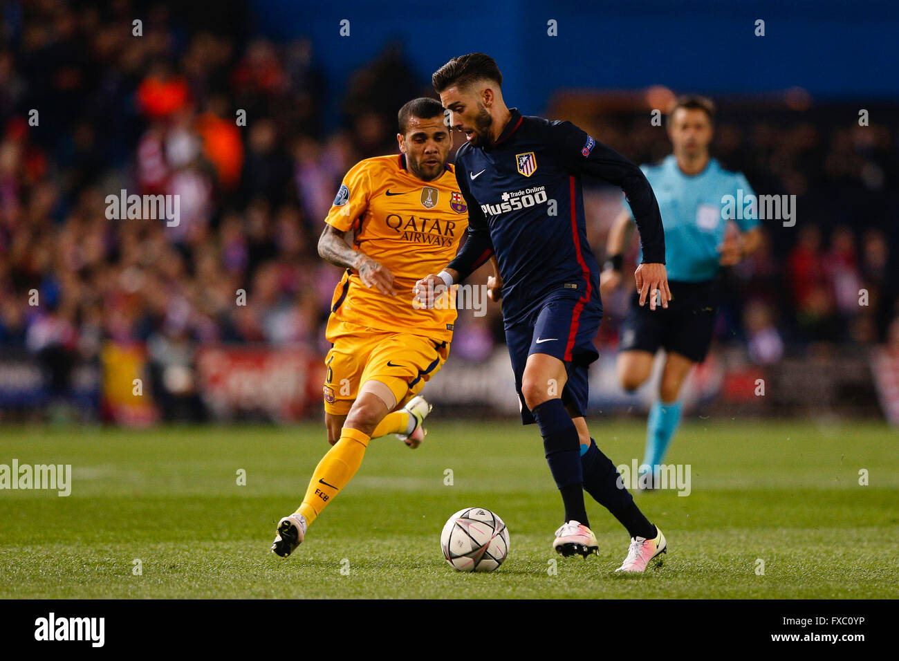Madrid, Spagna. Xiii Apr, 2016. Yannick Carrasco (21) Atletico de Madrid e Daniel Alver da Silva (6) FC Barcelona. UCL Champions League tra Atletico de Madrid e Barcellona a Vicente Calderón Stadium in Madrid, Spagna, 13 aprile 2016 . © Azione Sport Plus/Alamy Live News Foto Stock