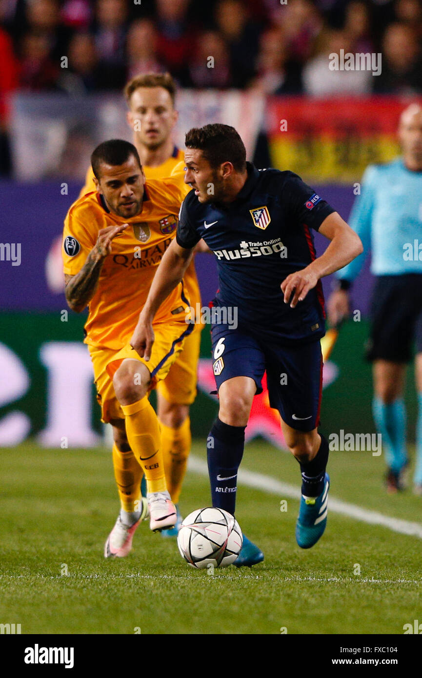 Madrid, Spagna. Xiii Apr, 2016. Jorge Resurreccion Merodio (6) Atletico de Madrid e Daniel Alver da Silva (6) FC Barcellona il giocatore. UCL Champions League tra Atletico de Madrid e Barcellona a Vicente Calderón Stadium in Madrid, Spagna, 13 aprile 2016 . © Azione Sport Plus/Alamy Live News Foto Stock