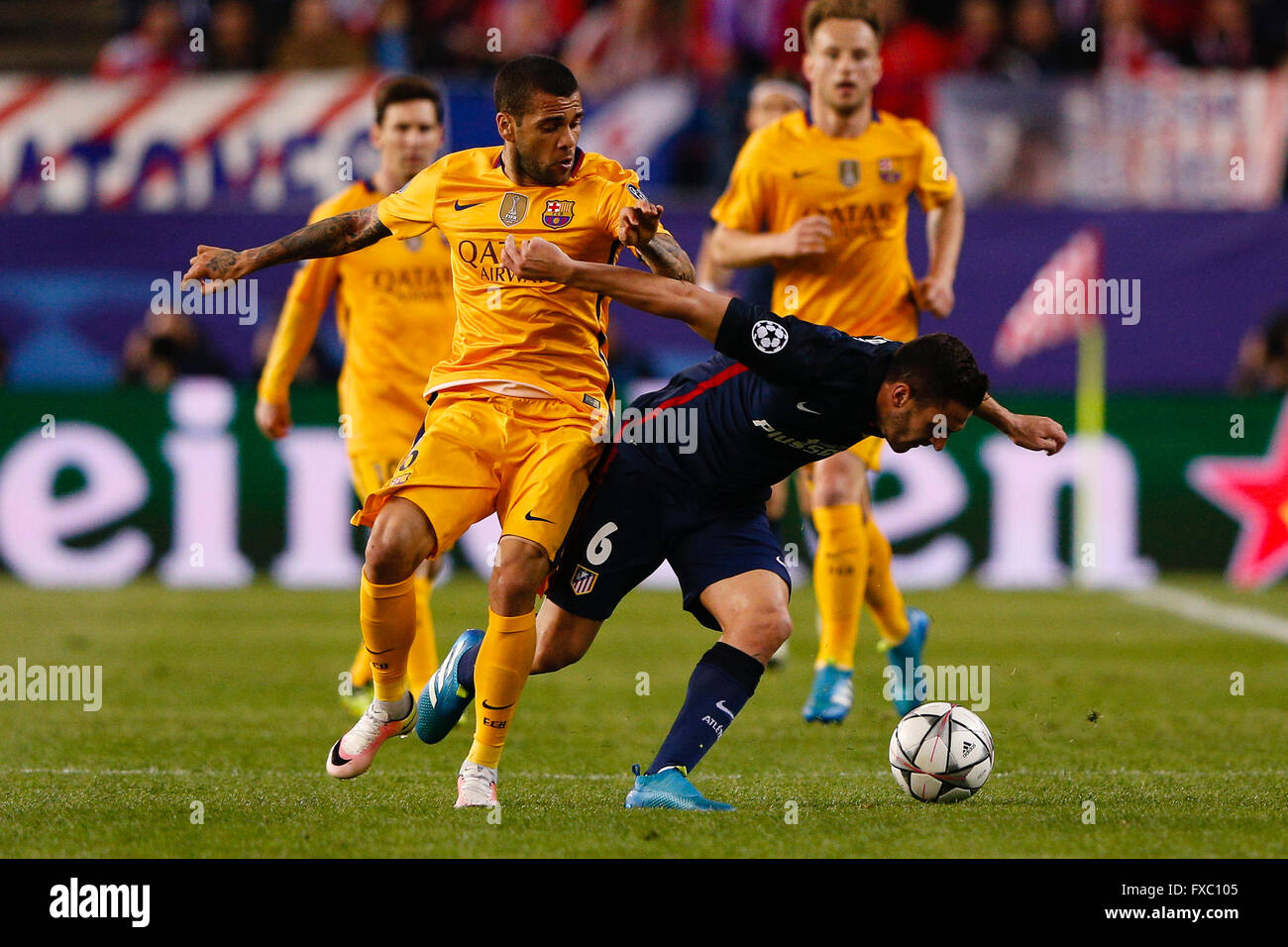 Madrid, Spagna. Xiii Apr, 2016. Daniel Alver da Silva (6) FC Barcelona e Jorge Resurreccion Merodio (6) Atletico de Madrid. UCL Champions League tra Atletico de Madrid e Barcellona a Vicente Calderón Stadium in Madrid, Spagna, 13 aprile 2016 . © Azione Sport Plus/Alamy Live News Foto Stock
