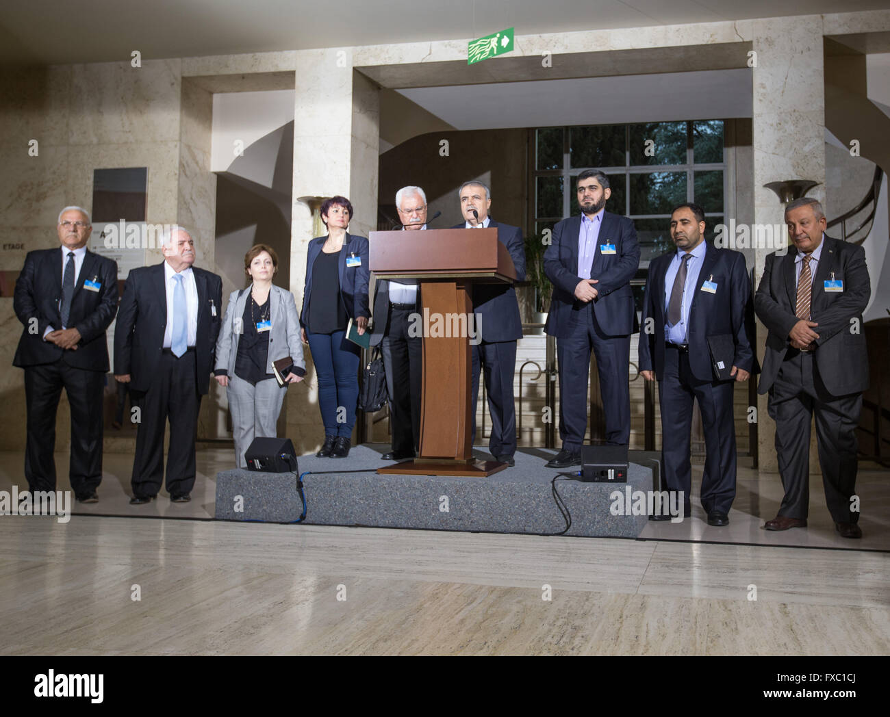 Ginevra, Svizzera. Xiii Apr, 2016. I membri della delegazione dell'Alto comitato per i negoziati (HNC) tenere una conferenza stampa a Ginevra, Svizzera, 13 aprile 2016. L Inviato Speciale dell Onu per la Siria Staffan de Mistura ha detto Mercoledì che il secondo round di negoziati di prossimità puntando al mediatore un fine politico per la crisi siriana aveva iniziato a. © Xu Jinquan/Xinhua/Alamy Live News Foto Stock