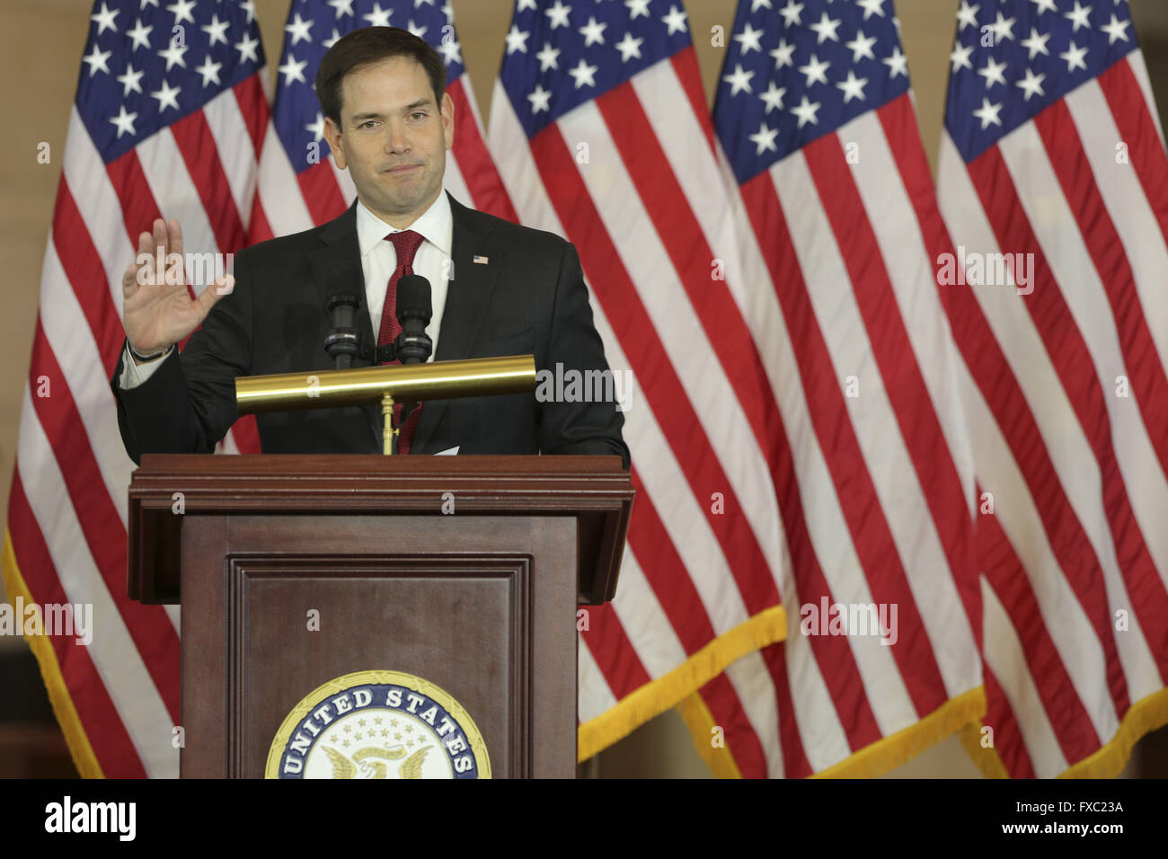 Washington D.C, STATI UNITI D'AMERICA. Xiii Apr, 2016. Il senatore Marco Rubio, R-Fla., parla nel corso di una cerimonia per onorare con la Congressional Gold Medal, il sessantacinquesimo Regiment della fanteria - noto come il Borinqueneers - per la sua pionieristica il servizio militare, la dedizione al dovere e molti atti di coraggio di fronte alle avversità, nel corso di una cerimonia al Campidoglio. Credito: Oliver Contreras/ZUMA filo/Alamy Live News Foto Stock