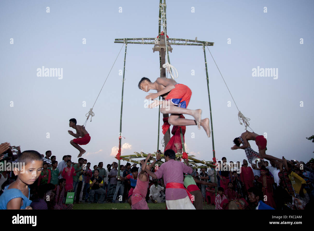 Dacca, Dhaka, Bangladesh. Xiii Apr, 2016. Aprile 13, 2016 Mowlobibazer, Bangladesh '"' Charak Puja (devozione a Dio) è un antico religioso indù e festival folk di cinghia meridionale del Bangladesh e Bengala occidentale (India). In questo giorno i devoti penetrare se stessi con un'arma affilata e il gancio e appendere il loro stessi da Chorok Tree come credono che porterà prosperità eliminando il dolore e le sofferenze dell'anno precedente. Il festival è in realtà un festival di soddisfare ''Signore Shiva'', la grande 'Debadideb'' di religione indù. Credito: K M Asad/ZUMA filo/Alamy Live News Foto Stock