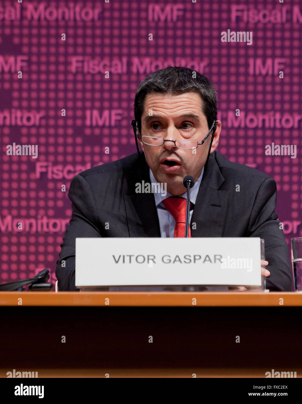 Washington DC, Stati Uniti d'America. Il 13 aprile 2016. Il direttore del Fondo monetario internazionale per gli affari fiscali dipartimento, Vitor Gaspar, lungo con Senhadji Abdelhak, Vice Direttore, Benedetto Clements, Capo divisione, la politica fiscale e la divisione Sorveglianza e Wiktor Krzyzanowski, Senior Press Officer, dipartimento Comunicazioni, mutandine media sulle sue politiche fiscali per l'innovazione e la crescita. Credito: B Christopher/Alamy Live News Foto Stock