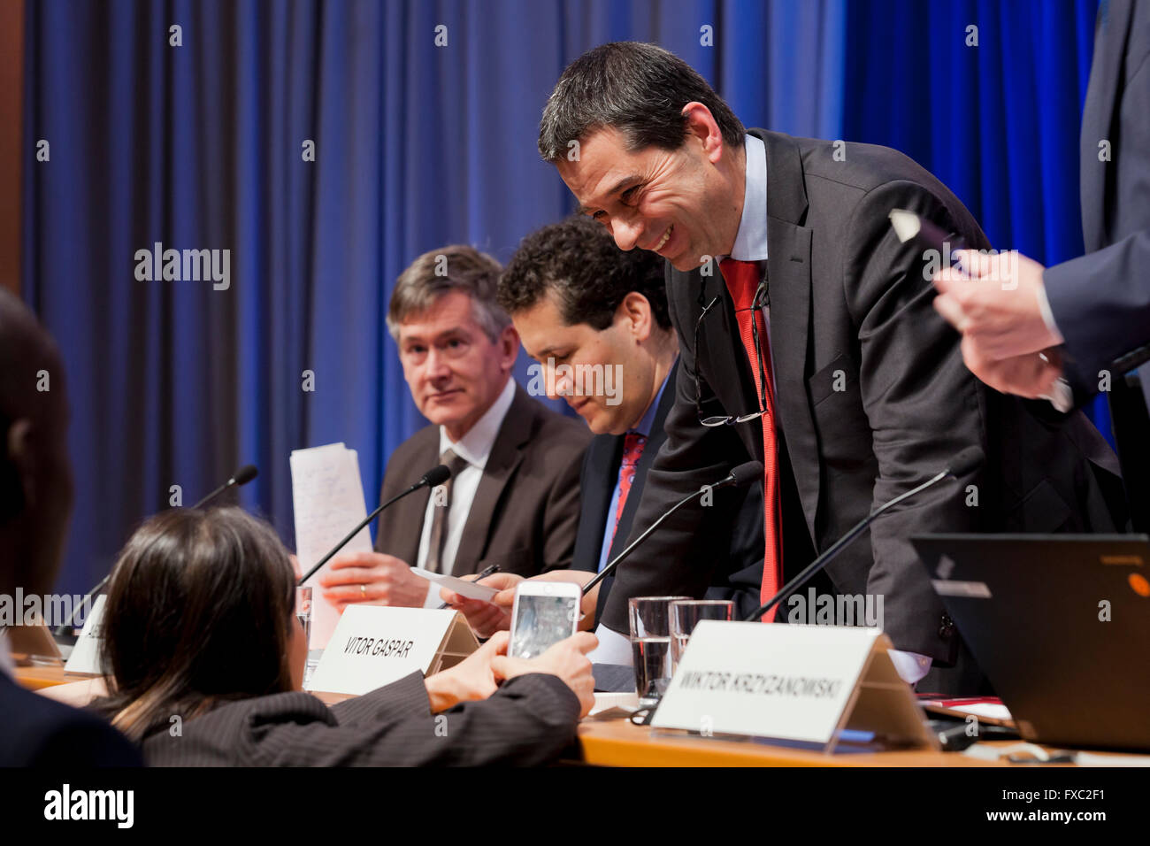 Washington DC, Stati Uniti d'America. Il 13 aprile 2016. Il direttore del Fondo monetario internazionale per gli affari fiscali dipartimento, Vitor Gaspar, lungo con Senhadji Abdelhak, Vice Direttore, Benedetto Clements, Capo divisione, la politica fiscale e la divisione Sorveglianza e Wiktor Krzyzanowski, Senior Press Officer, dipartimento Comunicazioni, mutandine media sulle sue politiche fiscali per l'innovazione e la crescita. Credito: B Christopher/Alamy Live News Foto Stock