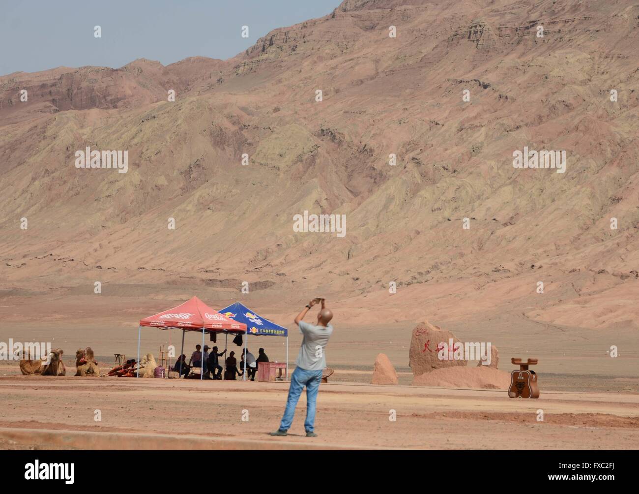 Turpan, Turpan, CHN. 9 apr, 2016. Turpan, Cina - 9 Aprile 2016: (solo uso editoriale. Cina OUT) Turpan, la terra di fuoco raggiunge 32 gradi Celsius mentre Flaming Mountain, il luogo più caldo in Cina raggiunge 47 gradi Celsius. Il viaggio a ovest menzionato Flaming montagna, Turpan. Si tratta di una pietra arenaria rossa ridge circa 500 metri (1.600 piedi) che si estende per circa 100 chilometri o 63 miglia, uno dei luoghi più caldi in Cina. La superficie del terreno la temperatura può raggiungere anche i 80 gradi Celsius o 175 gradi Fahrenheit. Ha un sacco di antichi siti relativi alla strada di seta era e anche i vecchi Foto Stock