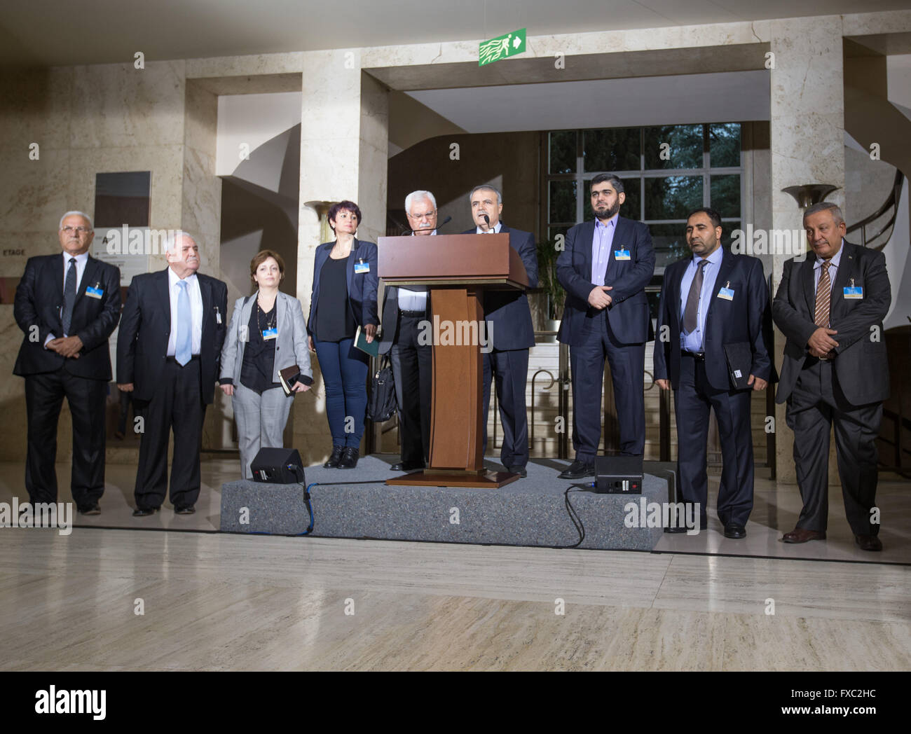 Gevena, Svizzera. Xiii Apr, 2016. I membri della delegazione della Saudi-backed Comitato per i negoziati (HNC) partecipare ad una conferenza stampa a Ginevra, Svizzera, 13 aprile 2016. L Inviato Speciale dell Onu per la Siria Staffan de Mistura ha detto Mercoledì che il secondo round di negoziati di prossimità puntando al mediatore un fine politico per la crisi siriana aveva iniziato a. © Xu Jinquan/Xinhua/Alamy Live News Foto Stock